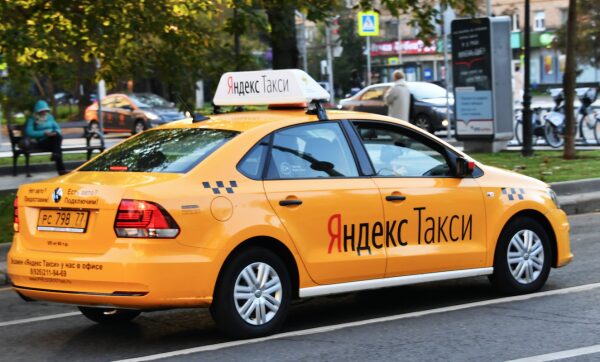 «Яндекс» посоветовал, как сэкономить на такси в новогоднюю ночь