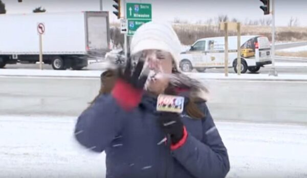 За секунду до эфира оператор Fox6 угодил снежком в лицо телеведущей