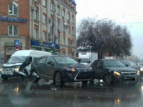 Женщина пострадала из-за проехавшего на красный свет «Лексуса»