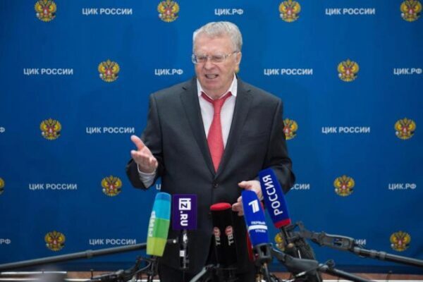 Жириновский первым из кандидатов в президенты сдал документы в ЦИК?