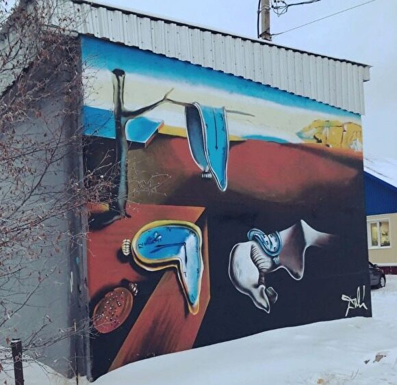 Житель Ямала расписал стену гаража граффити с картины Сальвадора Дали