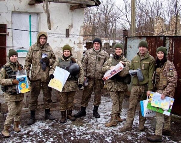 Жительница оккупированного Донецка связала бойцам ВСУ теплые носки