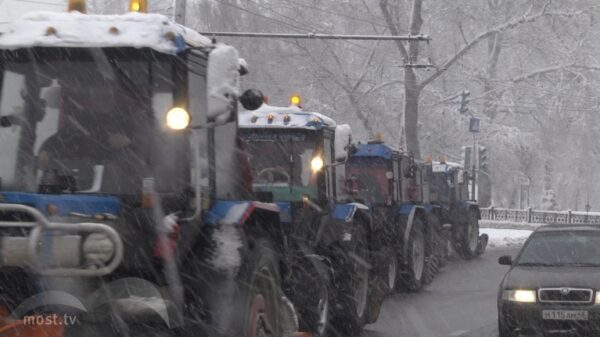11 бригад вывозят снег с центральных улиц Липецка