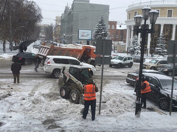Администрация: Гору снега на парковке для инвалидов «оперативно» убрали