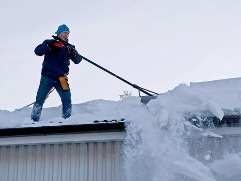 Администрация Саратова предупреждает об угрозе падения снега с крыш
