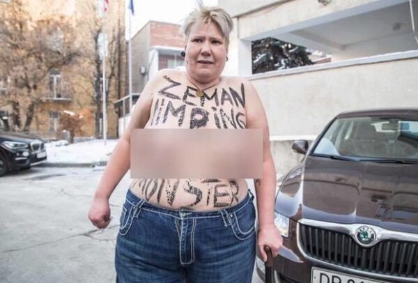 Активистка Femen Александра Немчинова в Киеве по ошибке разделась у другого посольства