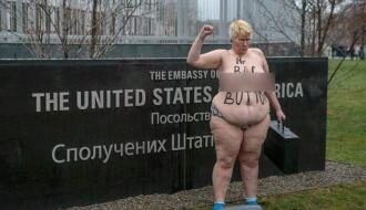 Активистка Femen устроила голую акцию у посольства США в Киеве