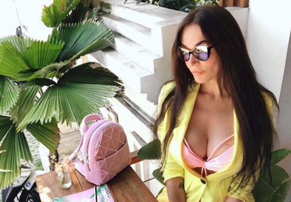 Алена Водонаева подразнила поклонников в Instagram глубоким декольте