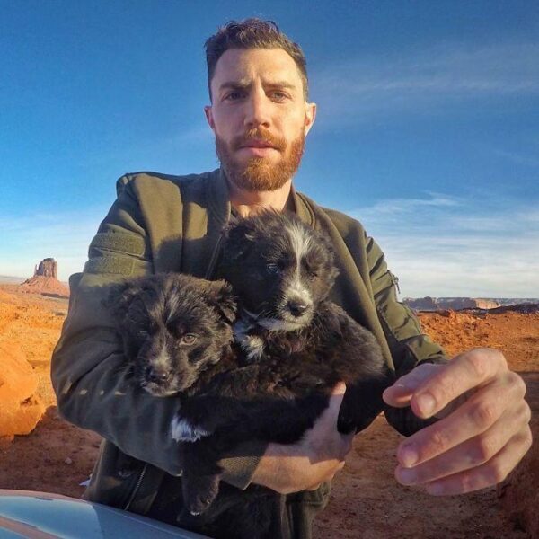Американец спас двух брошенных в пустыне щенков и отправился с ними в путешествие