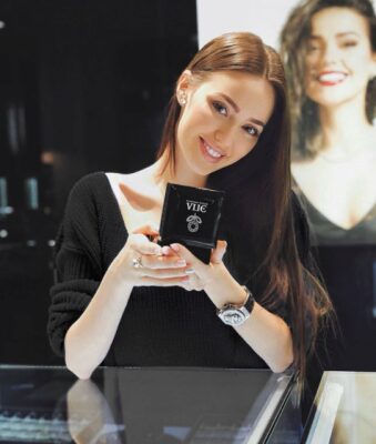 Анастасия Костенко начала рекламировать дешевые украшения