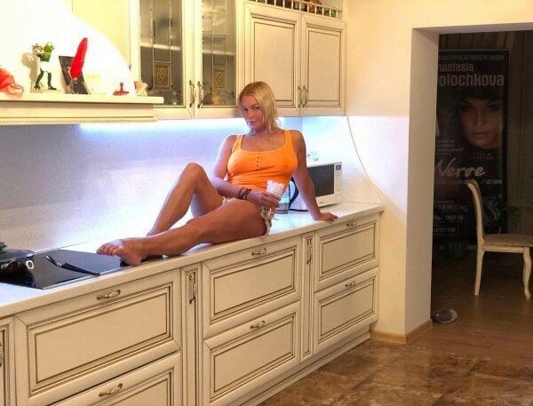 Анастасия Волочкова без бюстгальтера показала фанатам завтрак