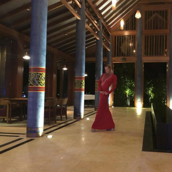 Анастасия Волочкова отмечает Новый год танцами на Мальдивах
