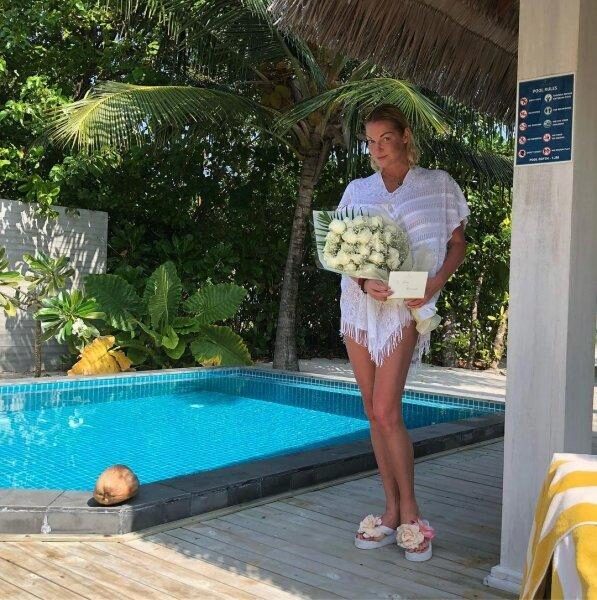 Анастасия Волочкова после шпагата на Мальдивах получила букет белых роз