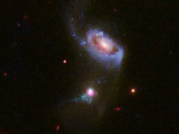 Астрономы показали, как черная дыра поедает галактику