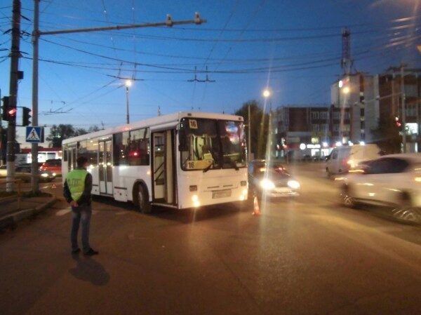 Автобус наехал на пешеходов на Вернандском проспекте в Москве