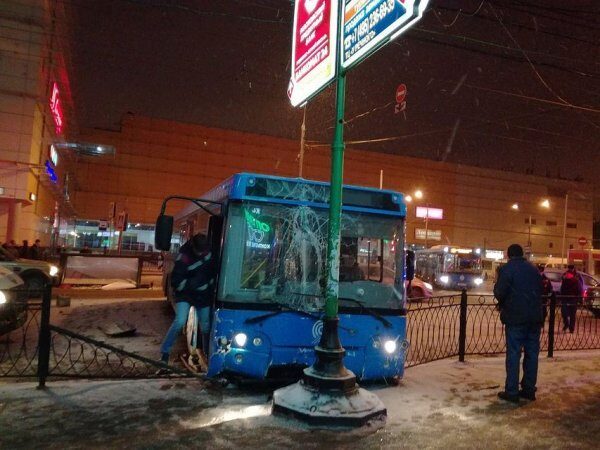 Автобус в Москве снес ограждение возле метро "Сходненская"