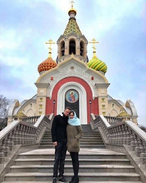 Будущая жена Дмитрия Тарасова посетила храм без юбки