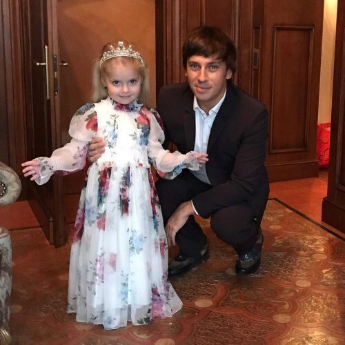 Четырехлетнюю дочь Максима Галкина осудили за норковую шубу