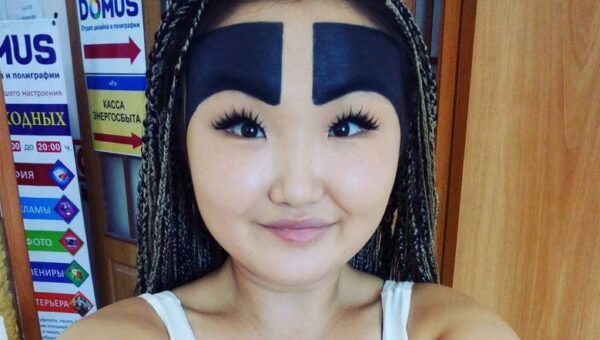 «Девушка с бровями» - Анжелика Протодьяконова из Якутии, опозорилась в Instagram
