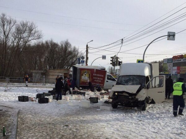 Два грузового автомобиля вылетели на тротуар после столкновения в Челябинске
