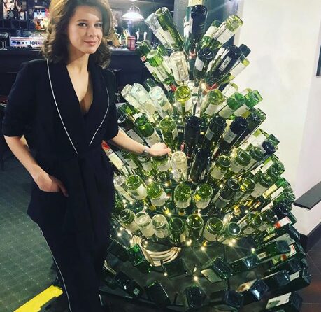 Екатерина Шпица поделилась с поклонниками в Instagram снимком с елкой из бутылок