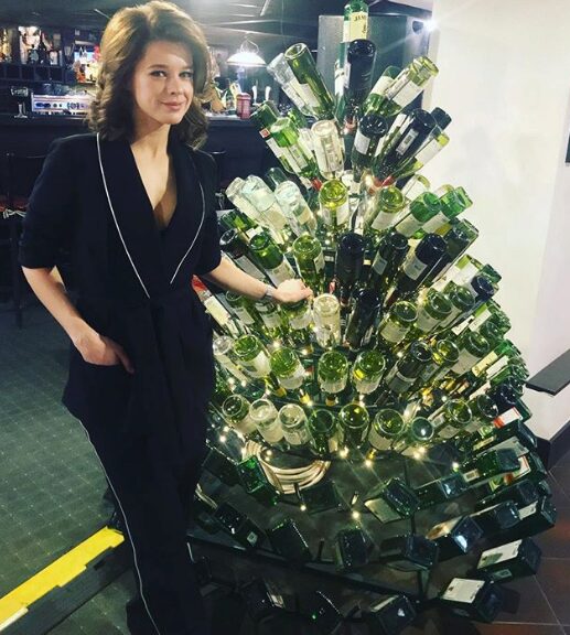 Екатерина Шпица поразила фанатов снимком с елкой из бутылок