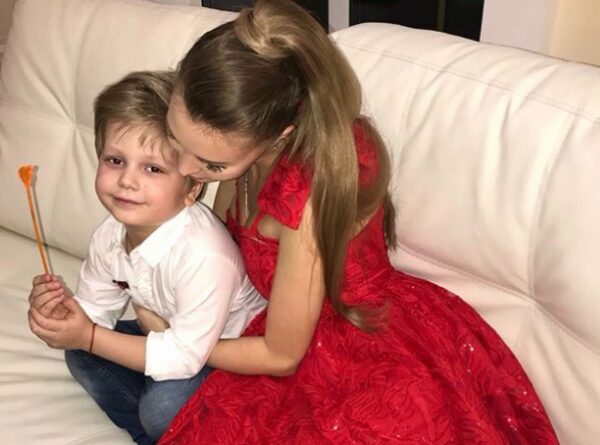 Фанаты Евгении Феофилактовой считают, что её сын страдает из-за уволившейся няни