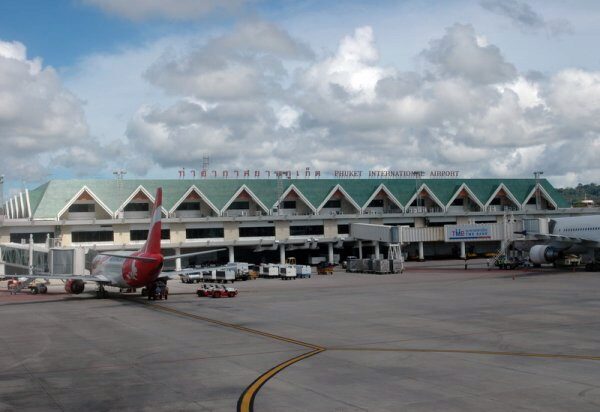 Голый турист из США кидался фекалиями в аэропорту Пхукета