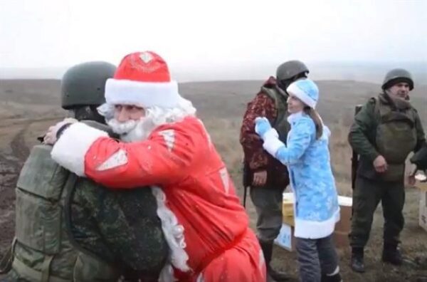 Горловских боевиков на передовой поздравил дед Мороз из РФ: появилось видео