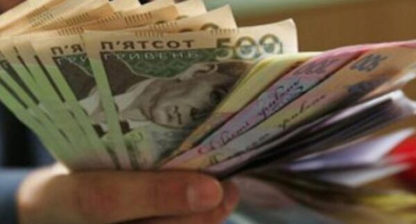 Госстат: в Украинском государстве средняя заработная плата в три раза больше минимальной
