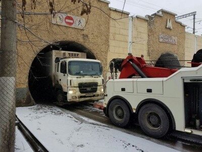 Грузовик Hyundai застрял в тоннеле в подмосковном Видном