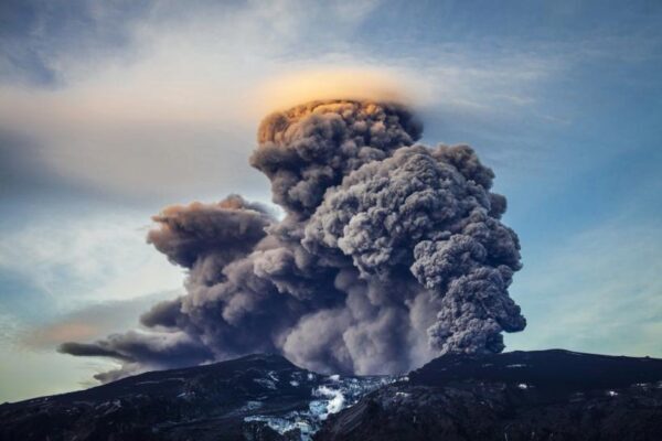 Из-за извержения вулкана эвакуированы все жители острова в Папуа — Новой Гвинее