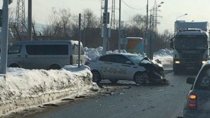 КамАЗ протаранил такси на объездной дороге в Южно-Сахалинске