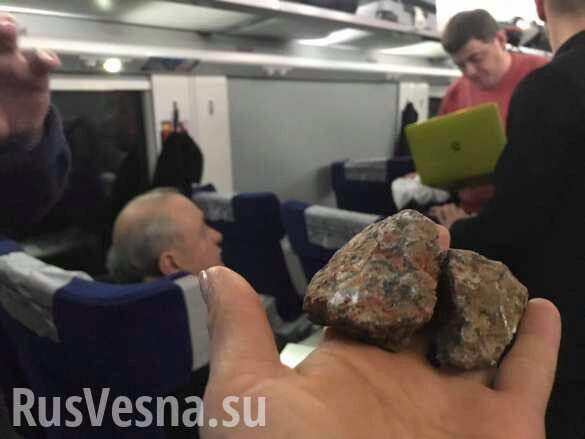 Камень судьбы: в Руслану прилетел булыжник в поезде (ФОТО, ВИДЕО)