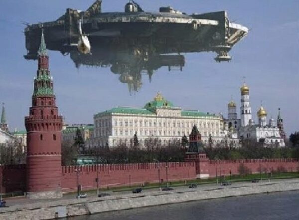 Корабль пришельцев очевидцы сняли на видео над Московским Кремлем