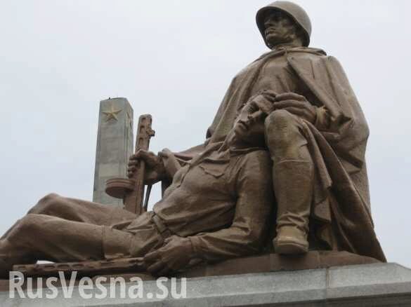 Козел осквернил памятник Благодарности Красной армии в Польше