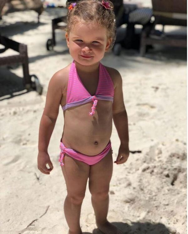 Ксения Бородина показала новое фото Теоны с пляжа