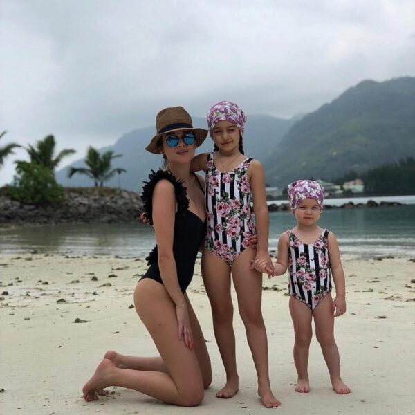 Ксения Бородина вместе с дочерьми отдыхает на пляже на Сейшелах