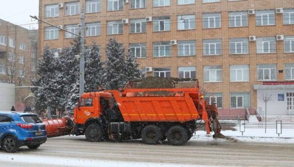 Люди и техника продолжают ликвидировать последствия снегопадов в Брянске