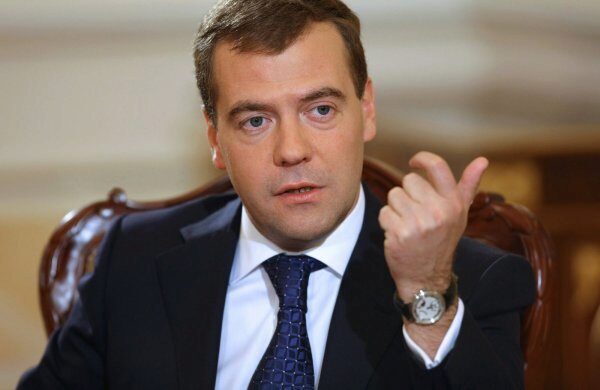 Медведев поздравил оперного певца Нестеренко с 80-ми именинами