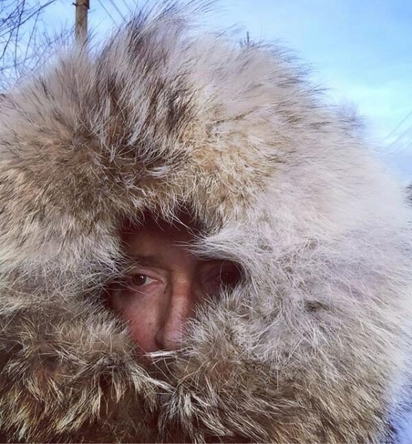 Меховой капюшон спасает лицо Александра Буйнова от зимних морозов