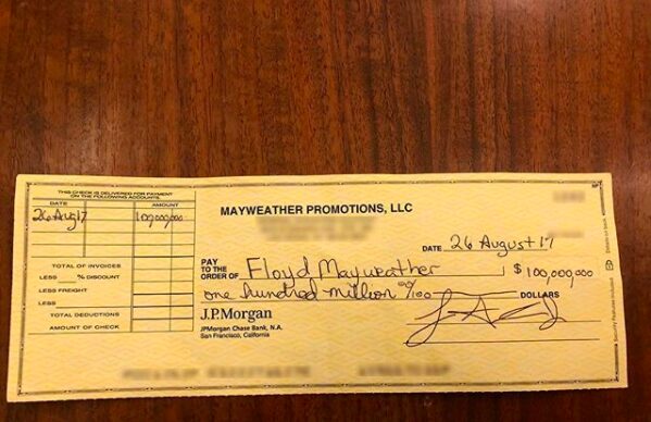 Мейвезер показал стомиллионный чек за победу над Макгрегором (ФОТО)