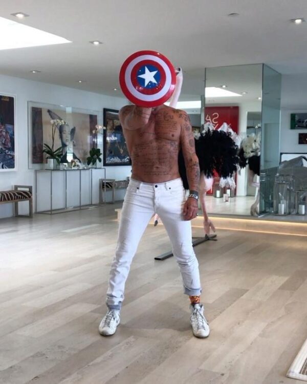 Миллионер Джанлука Вакки устроил танцы в образе Капитана Америки