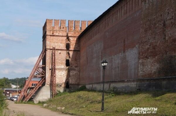 Министерство культуры и РВИО займутся реставрацией Смоленской крепостной стены