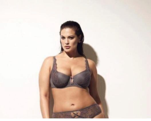 Модель Эшли Грэм порадовала поклонников новым «голым» снимком