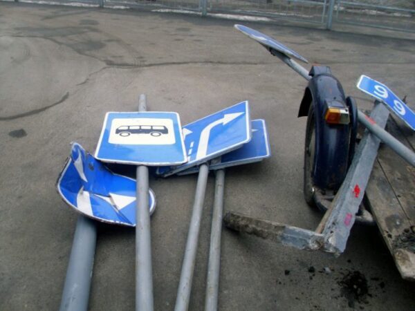 Мотоциклист в Новошахтинске похитил 7 уличных знаков и сдал на металлолом