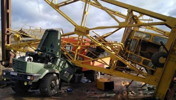 На Ивано-Франкощине башенный кран раздавил грузовик с рабочими