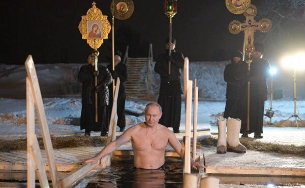 На Крещение Путин искупался в проруби монастыря на Селигере
