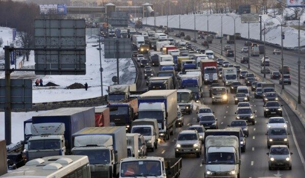 На МКАД образовалась пробка из-за выкатившихся на дорогу баллонов с гелием