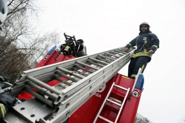 На пожаре в Петербурге женщина с ребенком выпрыгнули с 8 этажа